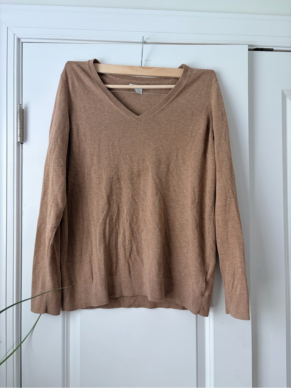 Amazon Essentials Women’s Long Sleeve V-Neck Sweater - Camel Brown